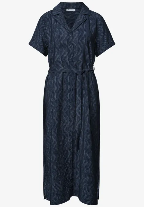Midi-jurk met bowlingkraag darkest blue Donkerblauwe overhemdjurk met korte mouwen, tailleceintuur en subtiel patroon.
