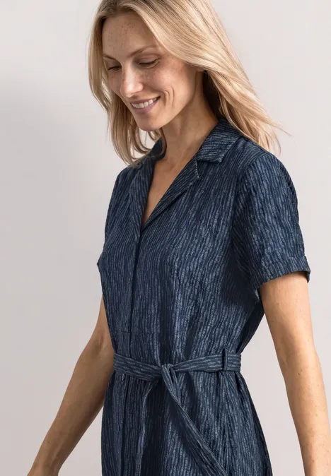 Midi-jurk met bowlingkraag darkest blue Vrouw in gestructureerde donkerblauwe overhemdjurk met korte mouwen en tailleceintuur.