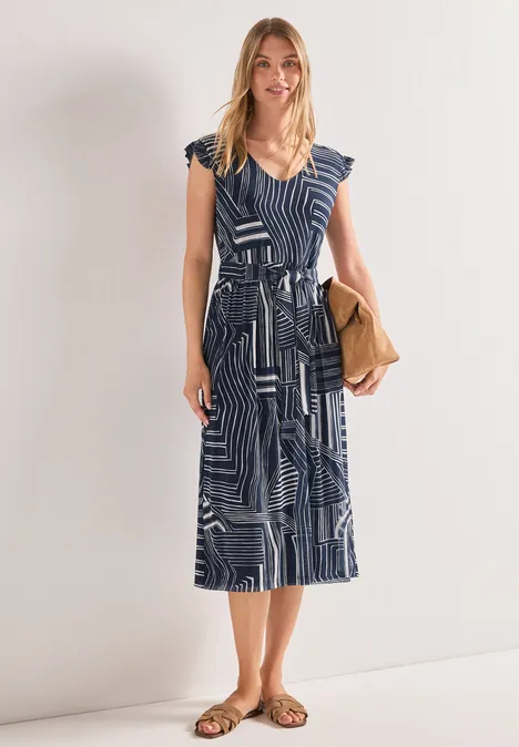 Midi-jurk van mesh met print darkest blue Vrouw in blauw-witte midi jurk met ceintuur, sandalen en beige clutch.