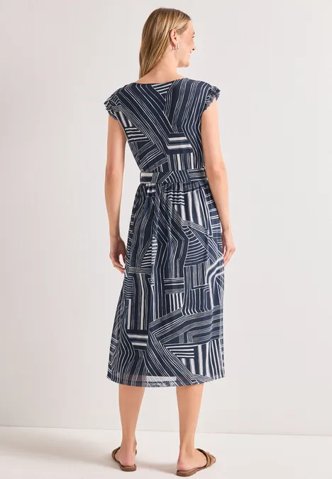 Midi-jurk van mesh met print darkest blue Vrouw van achteren in marineblauwe midi-jurk met geometrisch dessin en ceintuur