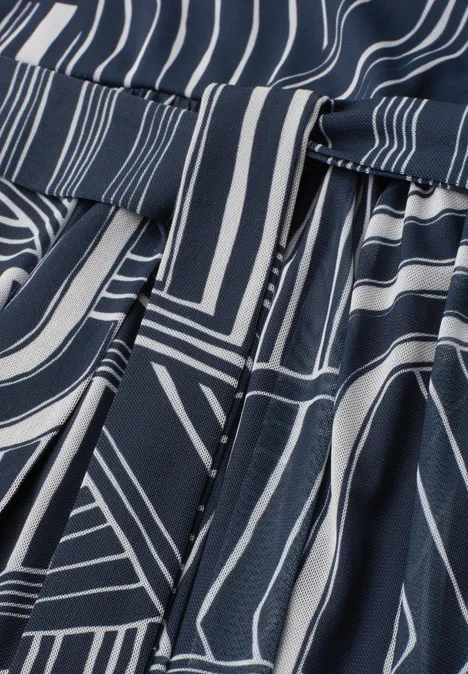 Midi-jurk van mesh met print darkest blue Donkerblauw stof met witte geometrische strepen en subtiele plooien.