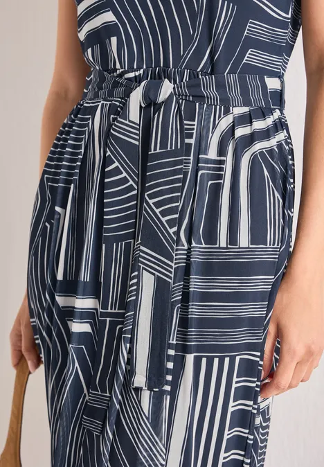 Midi-jurk van mesh met print darkest blue Close-up van een donkerblauwe jurk met witte geometrische strepen, een tailleband en een tas.