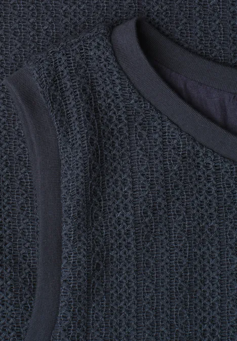 Midijurk van kant met ronde hals darkest blue Close-up van een donkerblauw, gestructureerd gebreid topje met ronde hals en zichtbare naden.