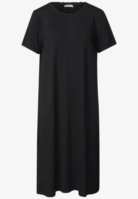 Knielange jersey jurk met ronde hals Black Eenvoudige, halflange zwarte jurk met korte mouwen en een geribbelde, geplooide ronde hals.