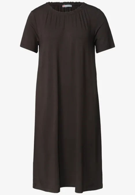 Knielange jersey jurk met ronde hals black coffee Een eenvoudig zwart T-shirtjurk tot op de knie met ronde hals en korte mouwen.