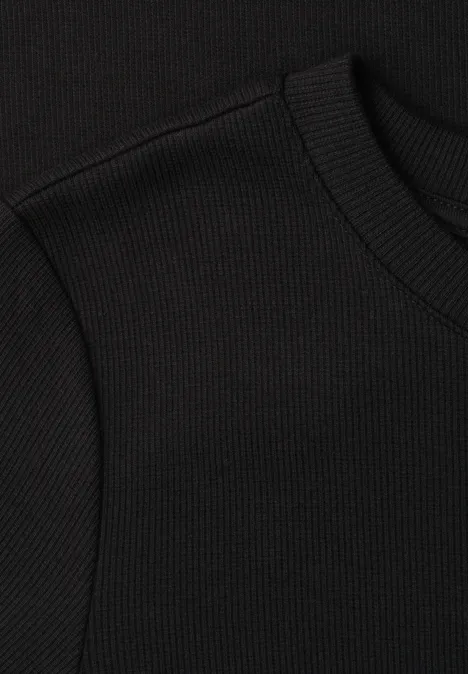 Midijurk met ribbelpatroon en ronde hals Black Close-up van zwarte, geribbelde stof met ronde hals.