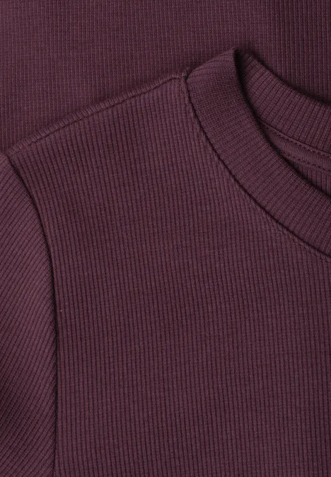 Midijurk met ribbelstructuur en ronde hals rustic rouge Close-up van een dieprood, geribd gebreid bovenstuk met ronde hals.