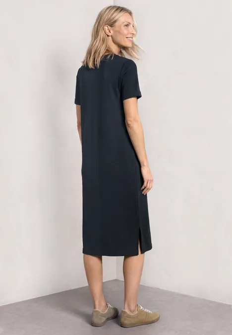 Midijurk met ribbelpatroon en ronde hals darkest blue Vrouw met een eenvoudig zwart T-shirtjurk tot over de knieën, korte mouwen en zijslitsen.