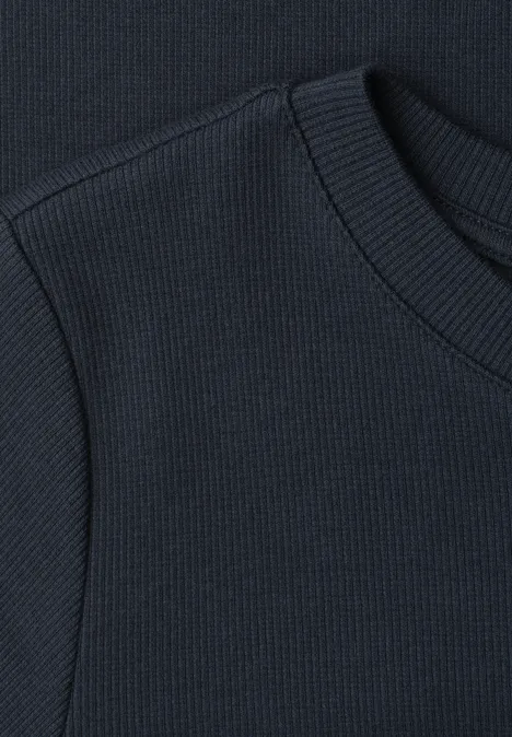 Midijurk met ribbelpatroon en ronde hals darkest blue Donkerblauw, fijn geribbeld mouwloos topje met ronde hals, close-up van stof en stiknaden.