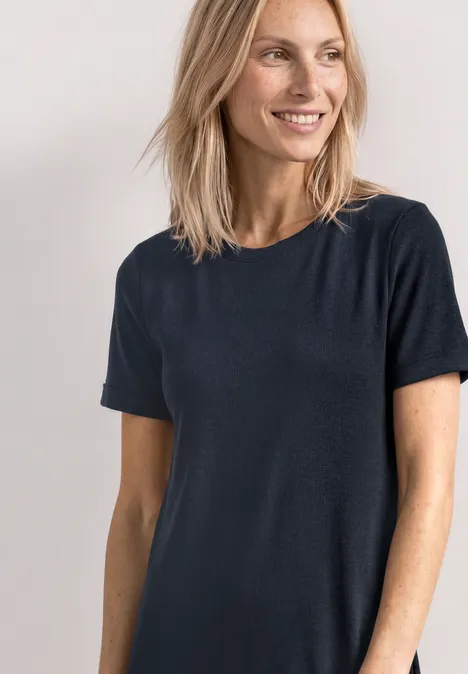 Midijurk met ribbelpatroon en ronde hals darkest blue Vrouw met wazig gezicht draagt een eenvoudig, donker T-shirt voor een neutrale achtergrond.