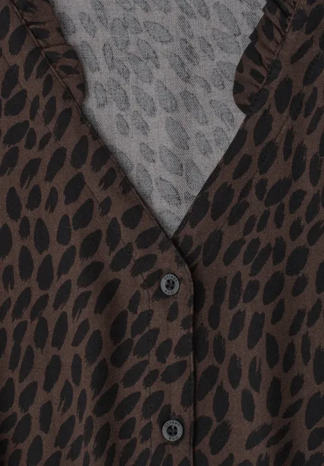 Midi-jurk met V-hals en luipaardprint molten earth Bruin shirt met zwart luipaardprint, grijze binnenkant en knopen aan de voorkant.