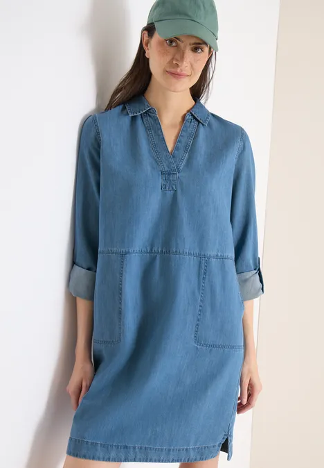 Knielange jurk in denimlook mid blue wash Losvallende spijkerjurk met driekwartsmouwen, opgestikte zakken en zijsplit.