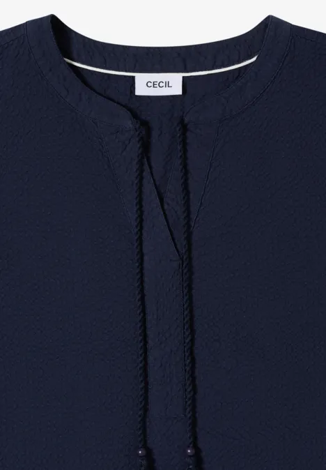 Knielange jurk in seersucker kwaliteit universal blue Donkerblauwe damestop met ronde hals, voorpand met split en koordjes en merklabel „CECIL“.
