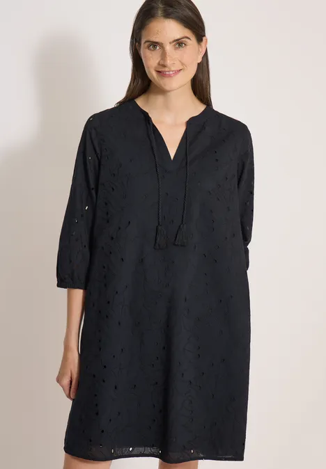 Knielange jurk met 3/4-mouwen en borduursel Black Zwarte korte jurk met V-hals, 3/4 mouwen en broderie anglaise, recht model tot op de knie.