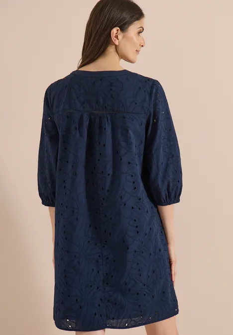 Knielange jurk met 3/4-mouwen en borduursel universal blue Donkerblauwe knielange jurk met opengewerkte borduursels, driekwartmouwen en losse pasvorm.