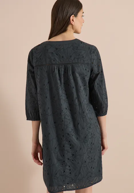 Knielange jurk met 3/4-mouwen en borduursel palm breeze green Een vrouw van achteren in een korte zwarte kanten jurk met driekwartmouwen.