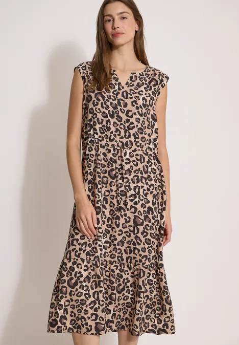 Midi-jurk met split in de hals en luipaardprint urban taupe Vrouw in knielange jurk met luipaardprint en korte mouwen tegen een lichte achtergrond.
