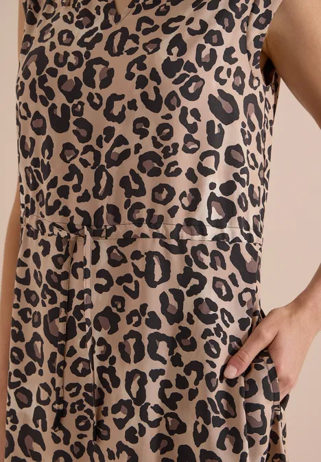 Midi-jurk met split in de hals en luipaardprint urban taupe Close-up van een mouwloze jurk met beige-zwarte luipaardprint, taillekoord en zijzak.
