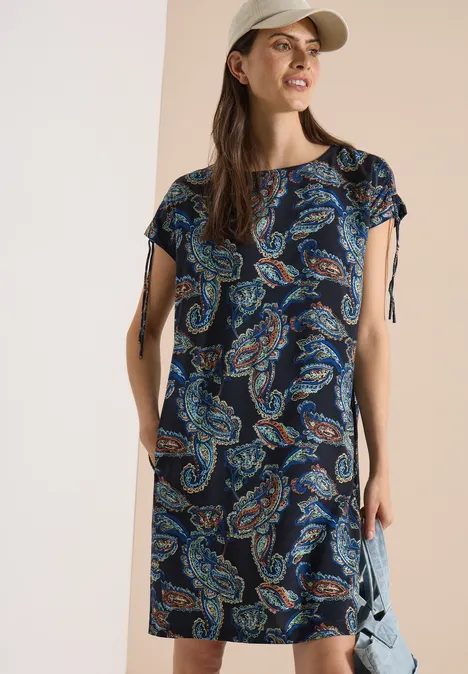 Knie-lange jurk met kapmouwtjes universal blue Kort marineblauw jurkje met korte mouwen en wit-turquoise paisleyprint, losse pasvorm tot op de knie.