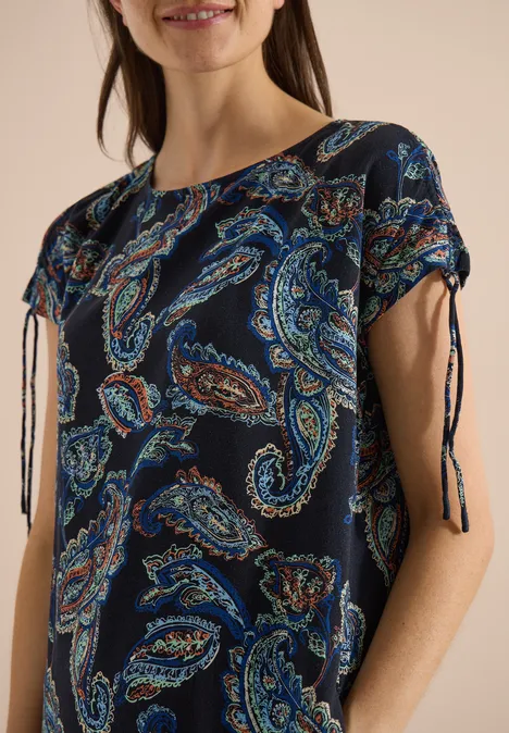Knie-lange jurk met kapmouwtjes universal blue Donkerblauwe blouse met kleurrijke paisleyprint en korte mouwen met koordjes