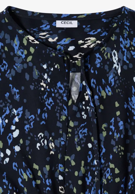 Midi-jurk met split in de hals en print urban dark blue Zwarte blouse met abstract blauw-groen-wit vlekkenpatroon en klein sierknoopje bij de ronde hals.