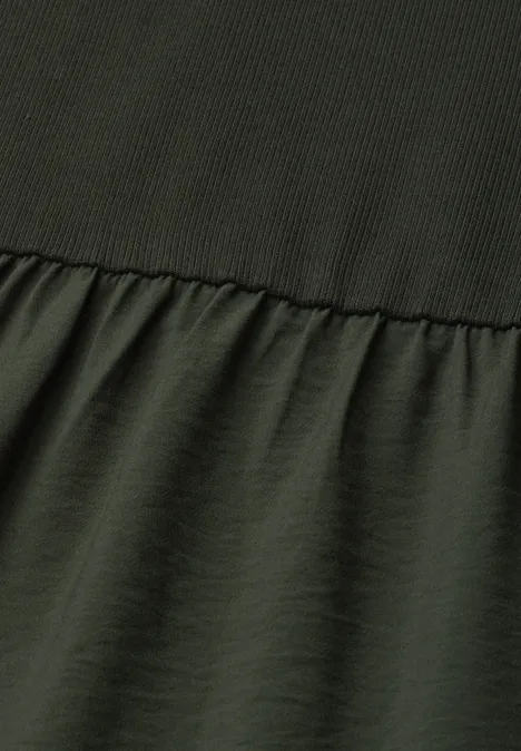 Midi-jurk met verschillende texturen en ronde hals oil green Detail van een olijfgroen kledingstuk met een naad, geribbeld bovenstuk en glad eronder