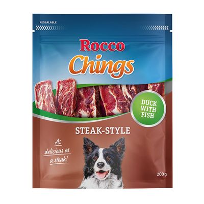 Rocco Chings Steak-Style, csirke hallal, 200g. Újrazárható csomagolás kutya képével és a következő szöveggel: 'As delicious as a steak!'.