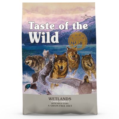 Taste of the Wild Wetlands Canine Formula mit Wildgeflügel, getreidefreie Ernährung. Verpackung zeigt Wölfe und Enten in einer Naturkulisse.