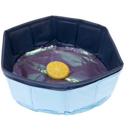 Piscina plegable azul con interior azul oscuro y juguete amarillo en forma de limón en el fondo.