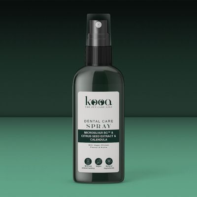 kooa Dental Care Spray z Microsilver BG™, ekstraktem z pestek cytrusów i nagietkiem. Wegański, bez testów na zwierzętach, naturalne składniki, smak i aromat wegańskiego kurczaka.