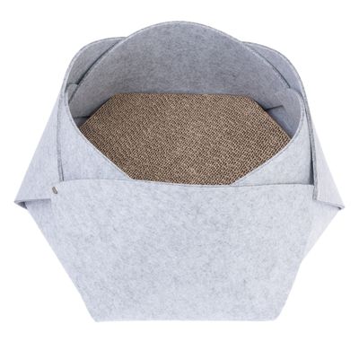 Grauer Filzkorb mit brauner Kratzfläche aus Wellpappe, geeignet für Haustiere.