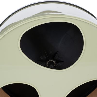 Vista detallada de una pieza interior de plástico negro con elementos en forma de estrella, rodeada por un marco color crema.