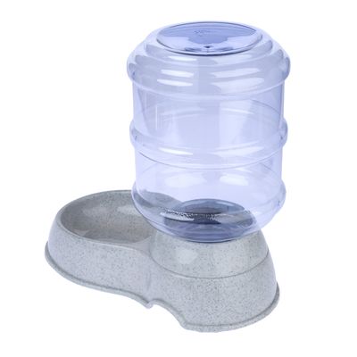 Prozirni dozator vode sa sivom plastičnom bazom i integriranom zdjelicom, pogodan za automatsko dovod vode.