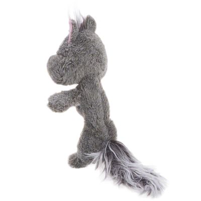Juguete de peluche gris en forma de ardilla con cola esponjosa y detalles rosas en las orejas.