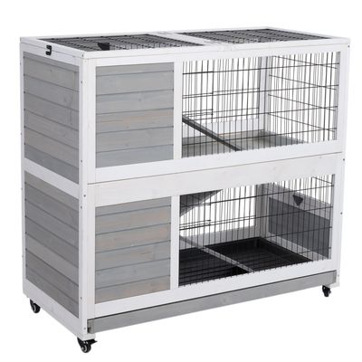 Kétszintes kisállatketrec fából és fémből, rácsos oldalakkal, beépített rámpákkal és kerekekkel a könnyű mozgatáshoz.