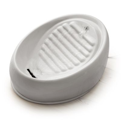 Białe fontanny ceramiczne z bieżącą wodą i żebrowaną powierzchnią.