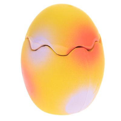 Juguete amarillo y naranja en forma de huevo con abertura dentada, adecuado para juego interactivo.