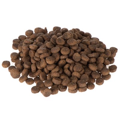 Piezas de pienso seco marrones y redondas en un montón, adecuado para describir la forma y el tamaño del alimento.