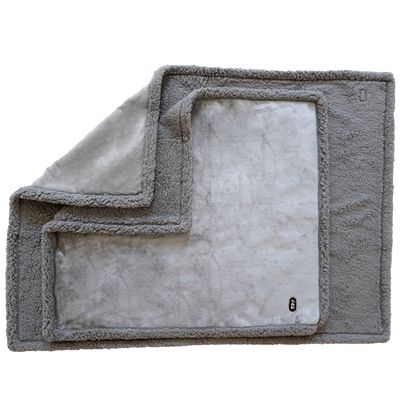 Graue, weiche Decke mit Plüschoberfläche und umgeschlagenem Rand. Kleine schwarze Marke sichtbar unten rechts.