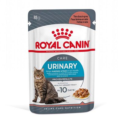 Royal Canin Urinary macskaeledel, vékony szeletek pecsenyelében. Segít a húgyutak egészségének megőrzésében. Csomagolás, tál étellel és macska látható.