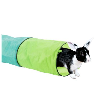 Túnel de juego verde y azul para pequeños animales, con un conejo blanco y negro asomando por el túnel.