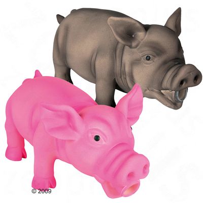 Dos juguetes para perros con forma de cerdo, uno rosa y otro marrón, ambos de material plástico. El cerdo marrón tiene un aro metálico visible en la nariz.