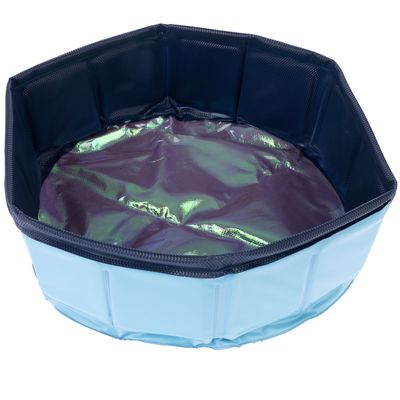 Piscina plegable azul de forma hexagonal y material repelente al agua, adecuada para varios usos.