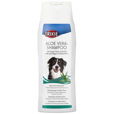 Trixie Aloe Vera šampon, pruža koži i dlaci važne hranjive tvari. Prikaz boce s psom i biljkom aloe vera.