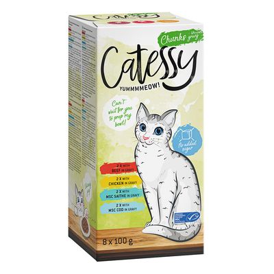 Catessy Chunks in Sauce, 8x100g vegyes csomag marhával, csirkével, alaszkai tőkehallal és tőkehallal. Hozzáadott cukor nélkül, MSC tanúsítvánnyal. A csomagoláson macska és termékinformációk láthatók.