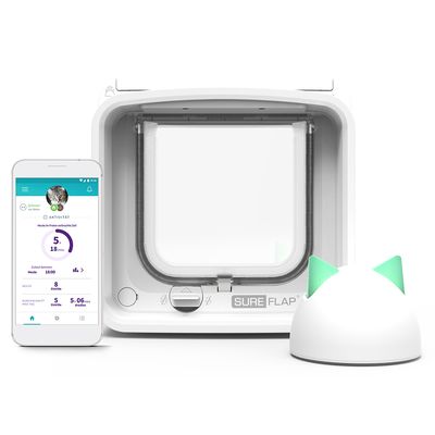 SureFlap Mikrochip-Haustierklappe mit Smartphone-App zur Aktivitätsüberwachung, weisses Design, inklusive Hub und App-Anzeige für Haustierdaten.