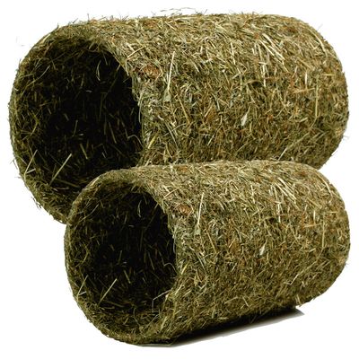 Dwa cylindryczne tunele wykonane z siana, ułożone jeden na drugim. Materiał: siano widoczne na całej powierzchni tuneli.