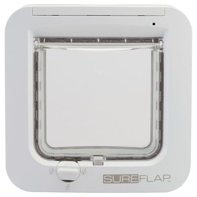 SureFlap mikrochipowa klapka dla zwierząt z białą ramą i pokrętłem do ustawień.
