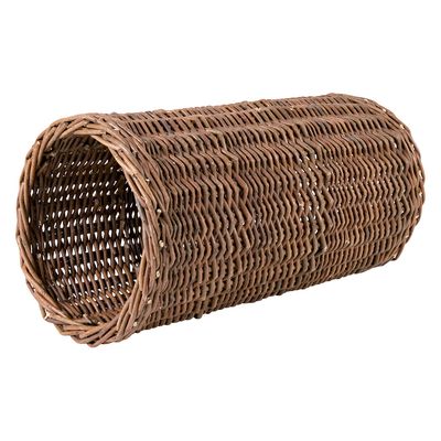 Túnel trenzado de material de mimbre natural marrón, forma cilíndrica.