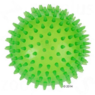 Pelota verde de plástico con pinchos cortos y superficie texturizada, vista desde arriba. No se muestra marca ni texto adicional.